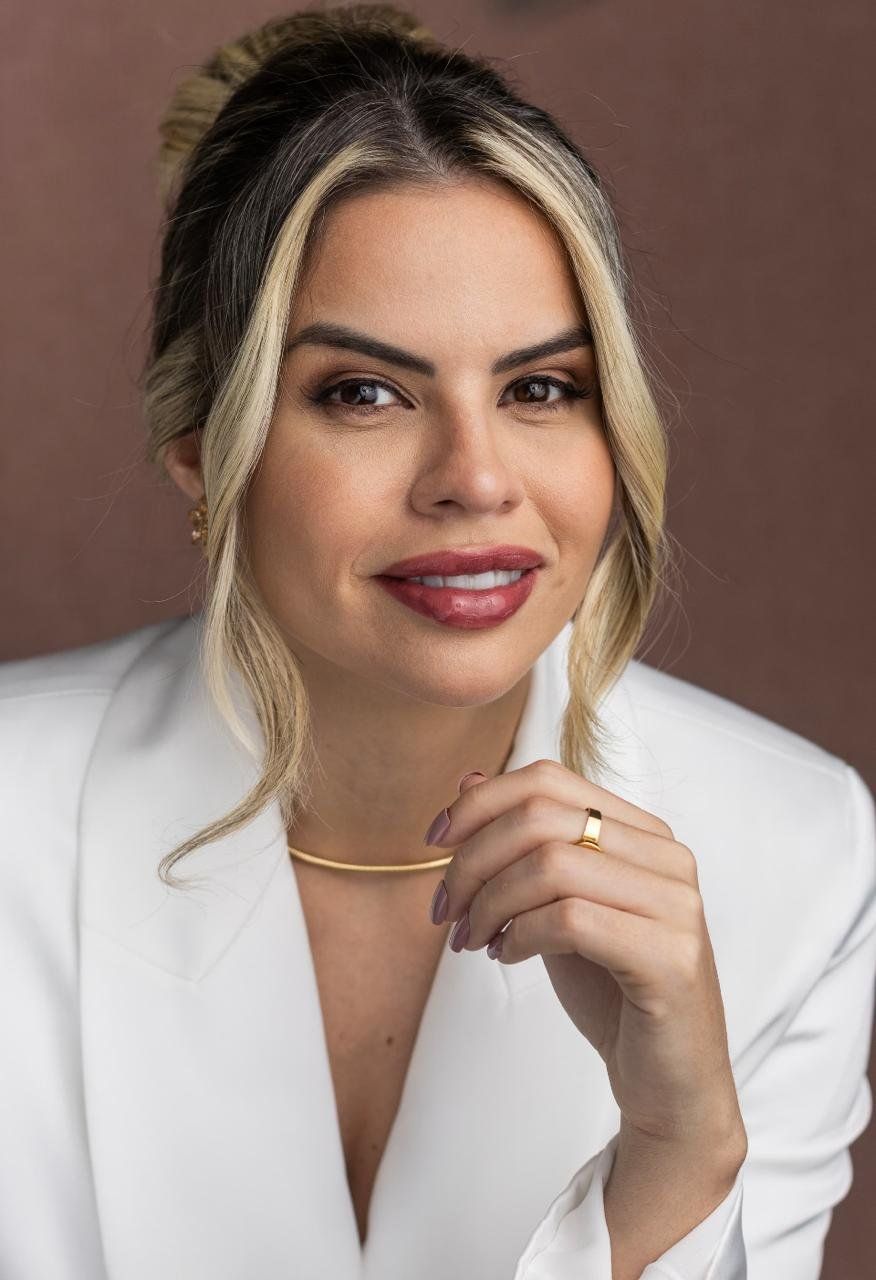 Dra. Sthephane Azevedo, Cirurgiã Plástica