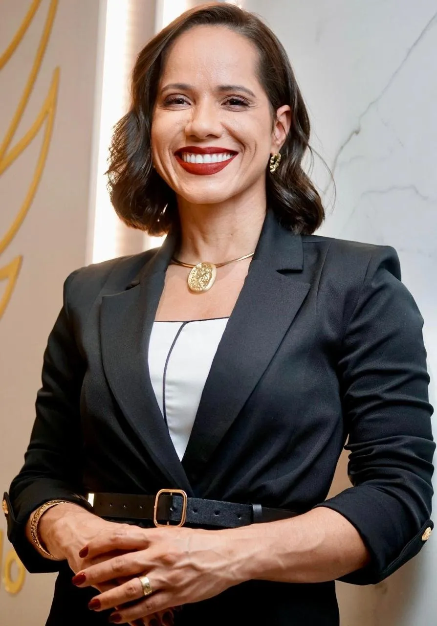 Dra. Tainã Bertollo, Cirurgiã Plástica